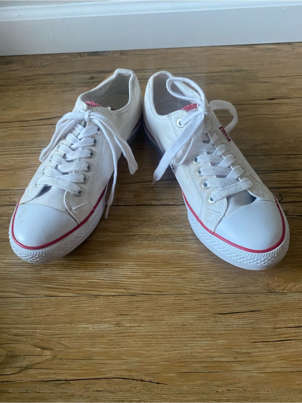 Levi's White Low-Top Sneakers with Red Accent